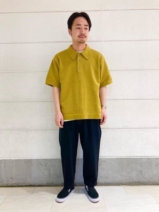 Как носить оранжевую футболку-поло с синими брюками чинос