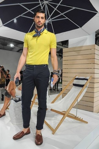 Какие лоферы носить с оранжевой футболкой-поло мужчине