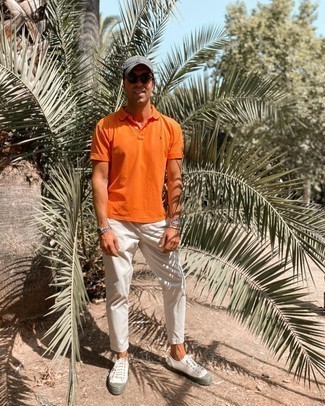 Какие низкие кеды носить с оранжевой футболкой-поло мужчине