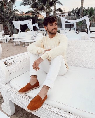 С чем носить оранжевый свитер с круглым вырезом с принтом мужчине