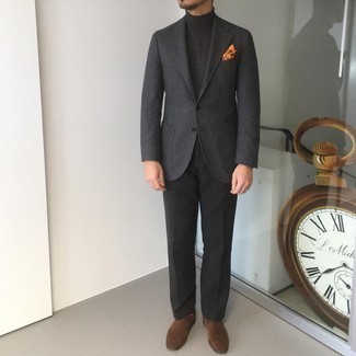 С чем носить оранжевый нагрудный платок с принтом