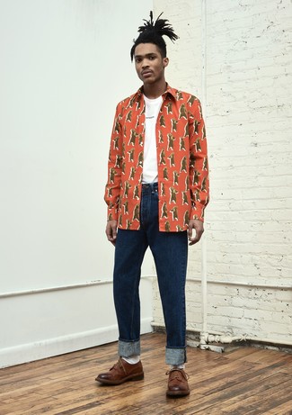 С чем носить оранжевую рубашку с принтом мужчине