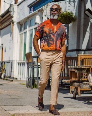 С чем носить оранжевую рубашку с принтом мужчине