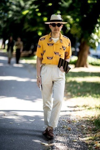 С чем носить оранжевую рубашку с принтом мужчине