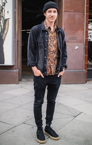 С чем носить оранжевую рубашку с принтом мужчине