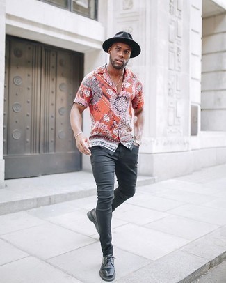 С чем носить оранжевую рубашку с принтом мужчине