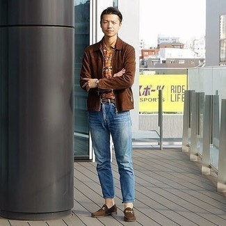 С чем носить оранжевую рубашку с принтом мужчине