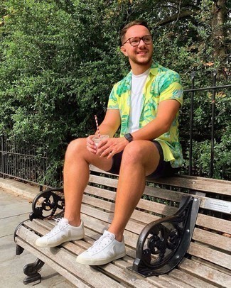 С чем носить оранжевую рубашку с принтом мужчине