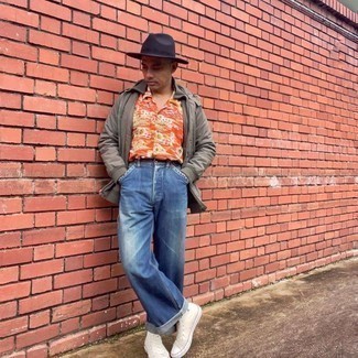 С чем носить оранжевую рубашку с коротким рукавом с принтом мужчине