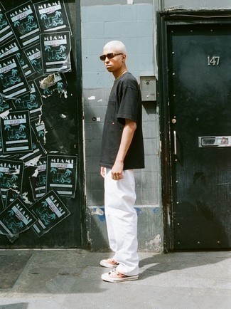 С чем носить оранжевые кеды с принтом мужчине