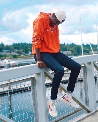 С чем носить оранжевый свитер с принтом мужчине