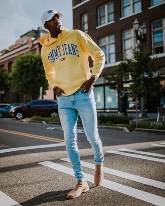 С чем носить оранжевый свитер с принтом мужчине