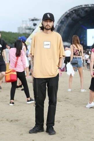 С чем носить оранжевую футболку с принтом мужчине