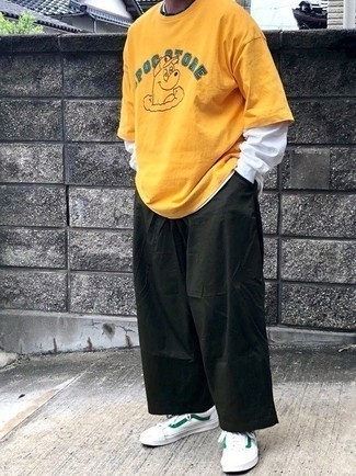 С чем носить оранжевую футболку с принтом мужчине