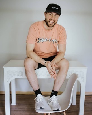 С чем носить оранжевую футболку с принтом мужчине