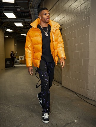 С чем носить оранжевую куртку-пуховик мужчине