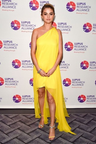 С чем носить оранжевые босоножек женщине