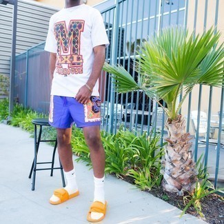 С чем носить оранжевые сандалии мужчине