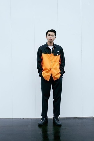 С чем носить оранжевую куртку-рубашку мужчине