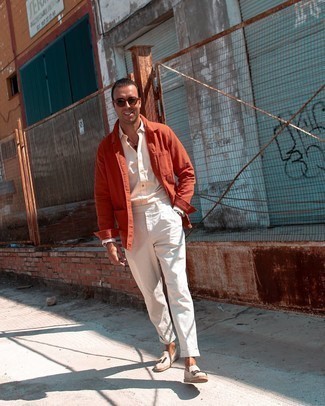 С чем носить оранжевую куртку-рубашку мужчине