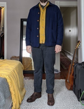 С чем носить оранжевую куртку-рубашку мужчине