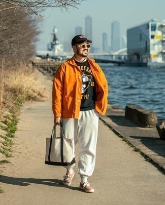 С чем носить оранжевую куртку-рубашку мужчине