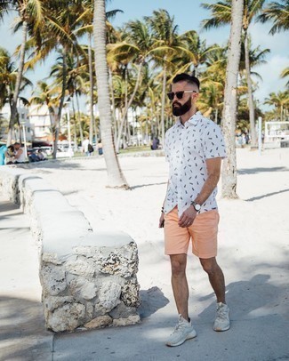 Какие кроссовки носить с оранжевыми шортами мужчине