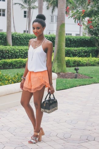 С чем носить оранжевые шорты женщине