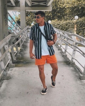 С чем носить оранжевые шорты мужчине