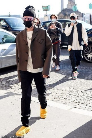 С чем носить оранжевые слипоны мужчине