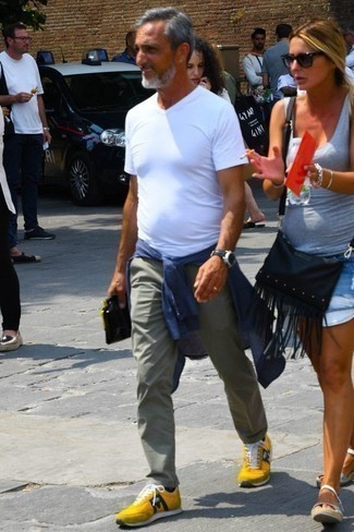 С чем носить оранжевые замшевые кеды мужчине