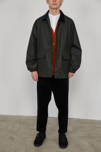 Какие брюки чинос носить с оранжевым трикотажным жилетом