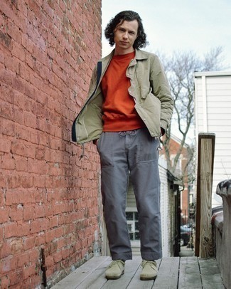 Какие брюки чинос носить с оранжевым свитшотем