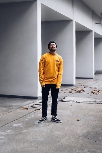 Какие низкие кеды носить с оранжевым свитшотем мужчине