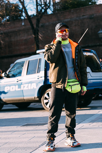 Как носить оранжевую водолазку с черными джинсами мужчине