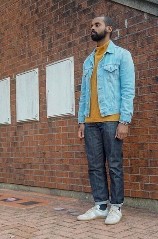 Как носить оранжевую водолазку с синими джинсами мужчине