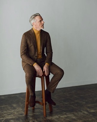 Какие костюмы носить с оранжевой водолазкой