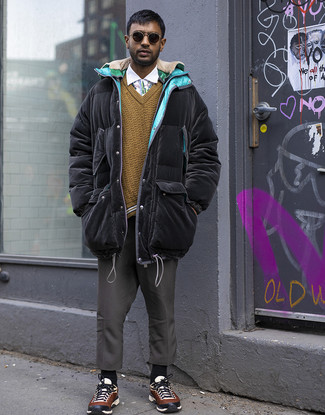 С чем носить оранжевый свитер с v-образным вырезом мужчине