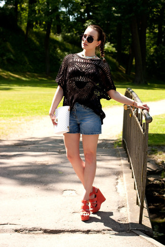 С чем носить оранжевые босоножек на танкетке