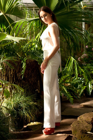 Какие топы без рукавов носить с оранжевыми босоножками на танкетке