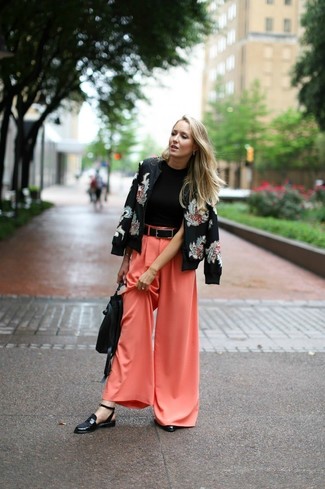 С чем носить оранжевые широкие брюки