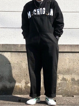 Как носить комбинезон с низкими кедами мужчине