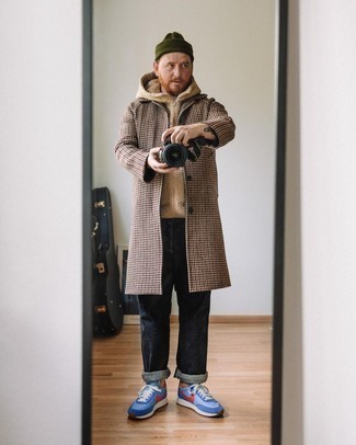 Как носить длинное пальто с кроссовками