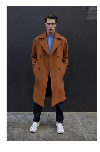 Как носить длинное пальто с кроссовками