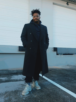 Как носить длинное пальто с кроссовками