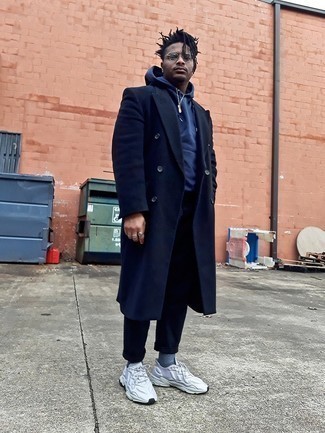 Как носить длинное пальто с кроссовками