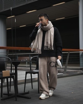 Как носить длинное пальто с кроссовками