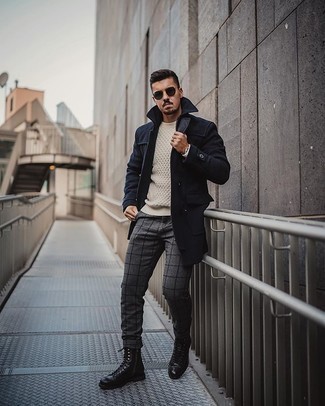 Как носить длинное пальто с вязаным свитером