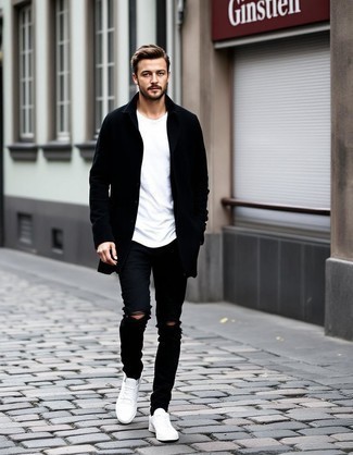 Как носить длинное пальто с низкими кедами