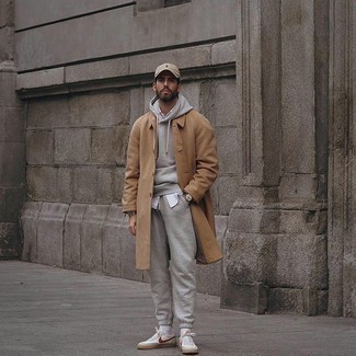 Как носить длинное пальто с низкими кедами